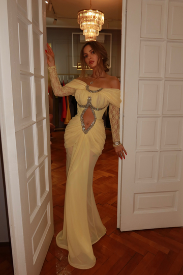 Rochie lunga galben pastel din voal si dantela, accesorizata cu cristale
