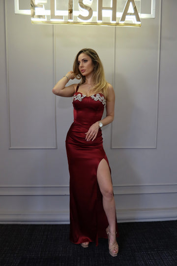 Crimson Rose — Rochie Maxi din Satin Burgundy cu Aplicatii din Pietre și Crăpătură - Elisha