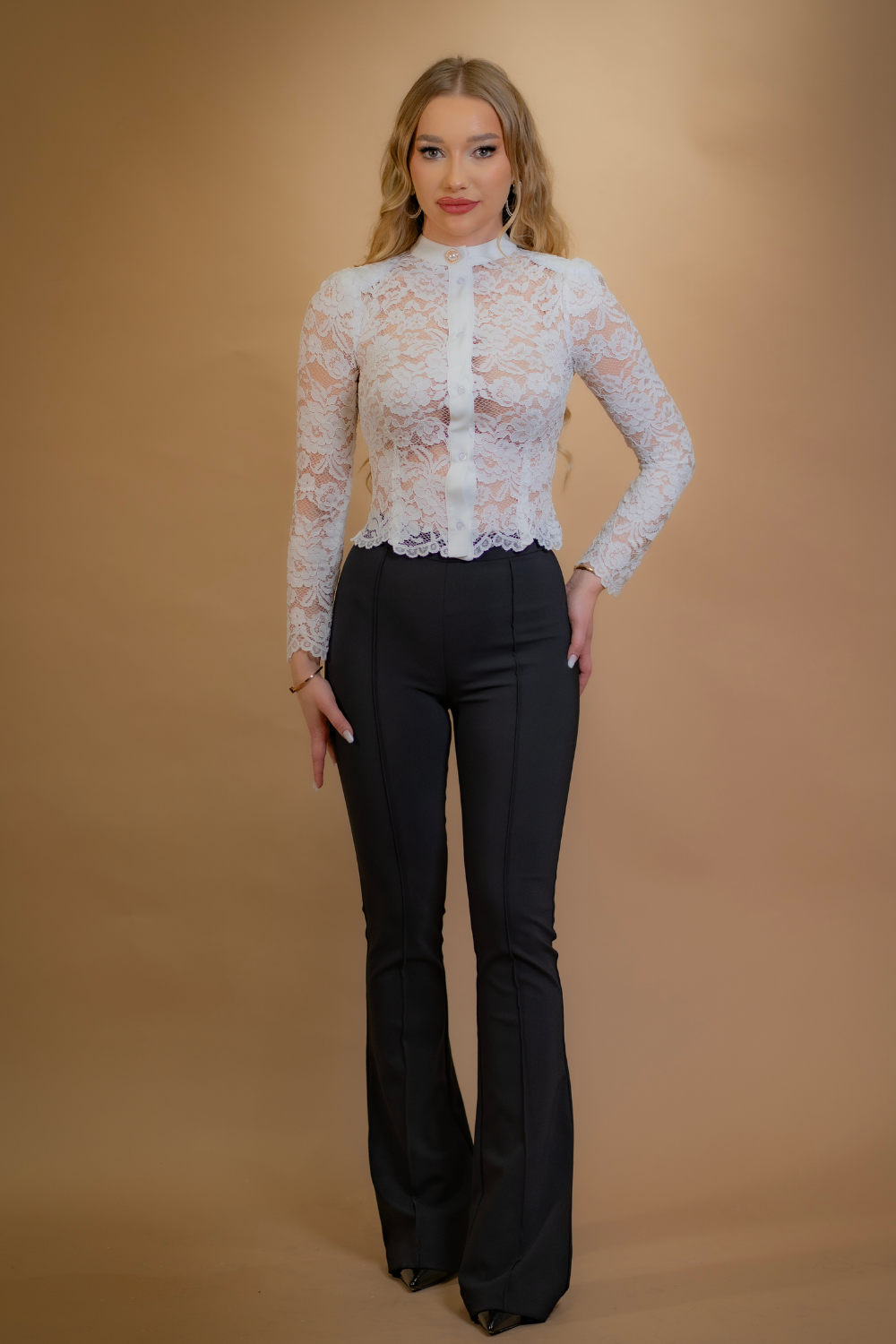 Pantaloni evazati cu dunga pe fata