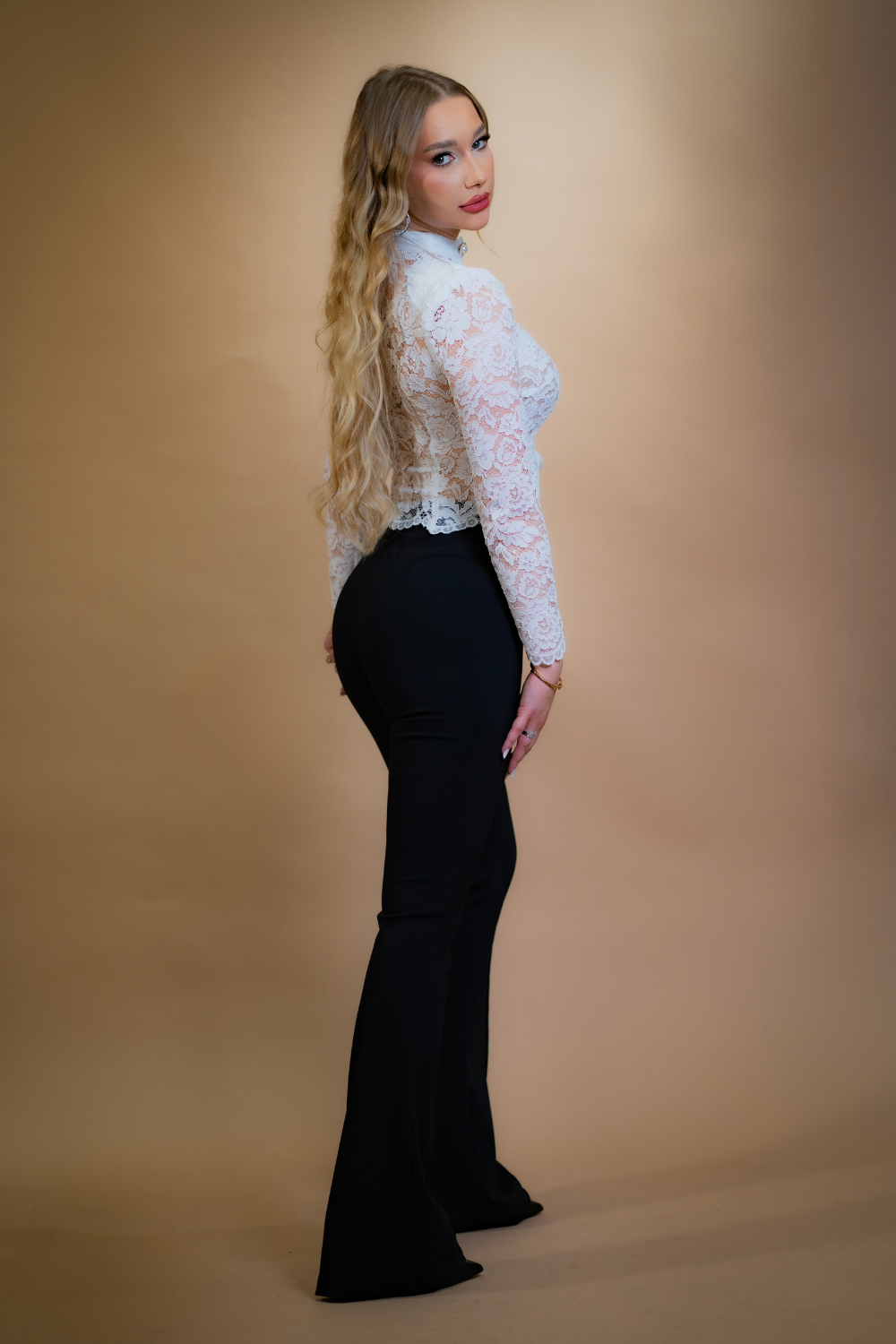 Pantaloni evazati cu dunga pe fata