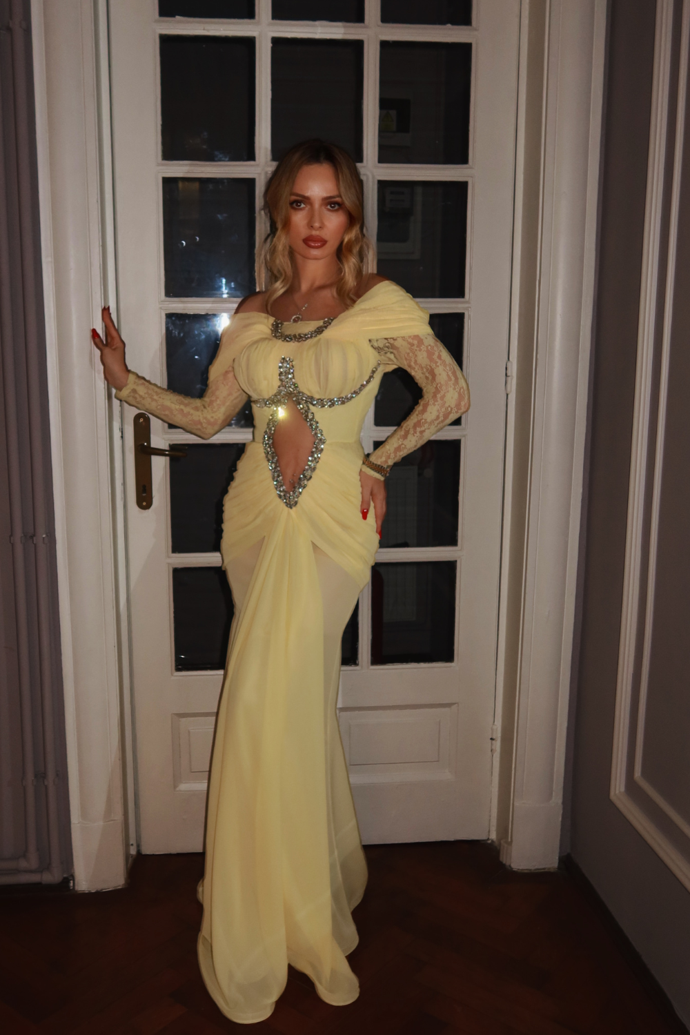 Rochie lunga galben pastel din voal si dantela, accesorizata cu cristale